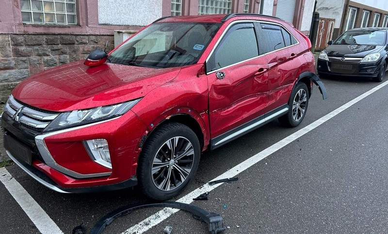 Vermutlich ein Lkw ist in der Poststraße/Ecke Teichstraße in PS gegen diesen Pkw geschrappt. Der Verursacher beging Fahrerflucht. 