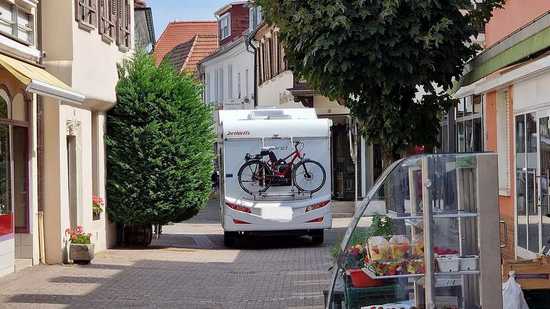 Momentaufnahme und Alltag in der FuZo von BZA. Der Wohnmobilist hätte schier noch die Auslage (vorne rechts im Bild) mitgenommen. Foto. rw.