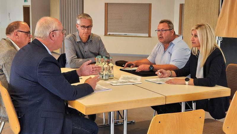 Initiatoren von „Jetzt reden wir. Ortsgemeinden stehen auf" (Orts-Bürgermeister, von links nach rechts): Stefan Thomas, Matthias Hetger, Berthold Schäfer, Johannes Hammes und Nicole Jobelius-Schausten. Foto. Initiative „Jetzt reden WIR".