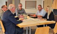 Initiatoren des Forderungspapiers „Jetzt reden WIR" (Orts-Bürgermeister bzw. Bürgermeisterin, von links nach rechts): Stefan Thomas, Matthias Hetger, Berthold Schäfer, Johannes Hammes und Nicole Jobelius-Schausten. Foto. W. G. Stähle. 