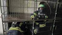 In der verwinkelten Kriechstrecke. Zwei Mitglieder der Feuerwehr der VG Edenkoben. Foto. Feuerwehr VG. Frei. 