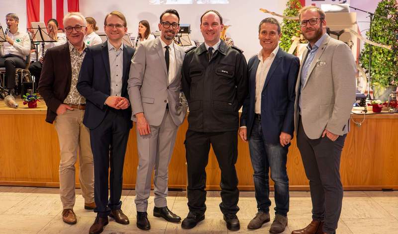 Amtsträger aus Kommunalpolitik und Feuerwehr. Foto. FW. Frei. 