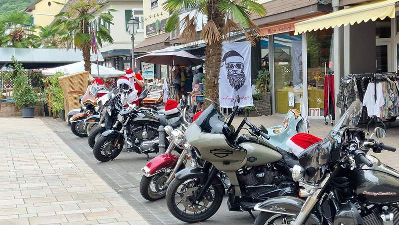 Auch die Riding Santas, die mit Hilfe des Kaffeeflecks/Rösterei das Hospiz in Dudenhofen für krebskranke Kinder unterstützen, haben Station in der Kurstadt gemacht. Foto. rw. 