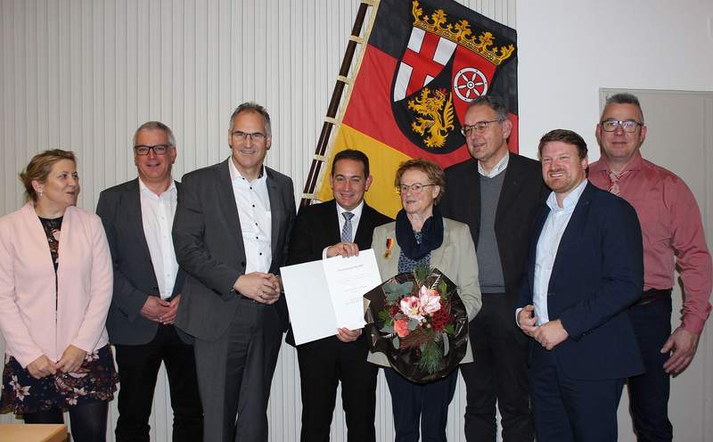 Zahlreiche Gratulanten waren zur Ehrung von Christel Gaschler (4. von rechts) gekommen. Foto. SGD Süd. Frei.