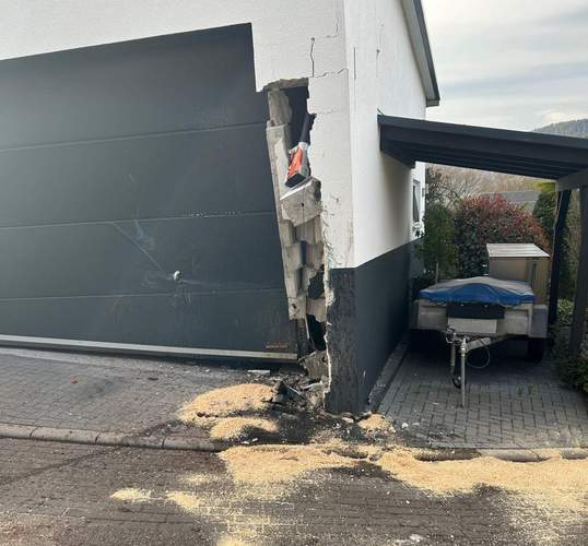 ... nicht weit entfernt entfernt von dieser Garage gestoppt, die mehr als nur Blessuren davontrug. Und dann war da noch der Wagen hinter dem Tor ...