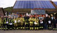 Die geehrten Feuerwehrleute mit Bürgermeister Christian Burkhart (2.v.r.), Wehrleiter Bernd Pietsch (5.v.l.), dem stellvertretenden Wehrleiter Andre Schuster (2.v.l.), den Wehrführern Michael Rung (4.v.r.), Matthias Schanzenbach (10.v.r.) und Maik Flick (links) sowie den Ortsbürgermeistern Marina Fess (5.v.r.), Bernhard Dietrich (6.v.r.) und Reinhard Denny (8.v.r.). Foto. VG. Annweiler. Pressefrei.