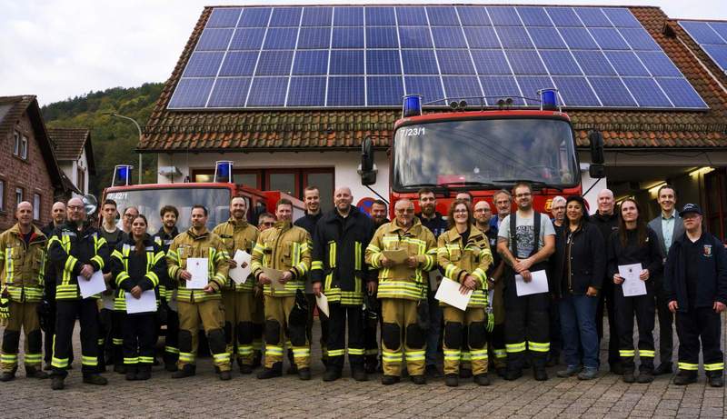 Die geehrten Feuerwehrleute mit Bürgermeister Christian Burkhart (2.v.r.), Wehrleiter Bernd Pietsch (5.v.l.), dem stellvertretenden Wehrleiter Andre Schuster (2.v.l.), den Wehrführern Michael Rung (4.v.r.), Matthias Schanzenbach (10.v.r.) und Maik Flick (links) sowie den Ortsbürgermeistern Marina Fess (5.v.r.), Bernhard Dietrich (6.v.r.) und Reinhard Denny (8.v.r.). Foto. VG. Annweiler. Pressefrei.