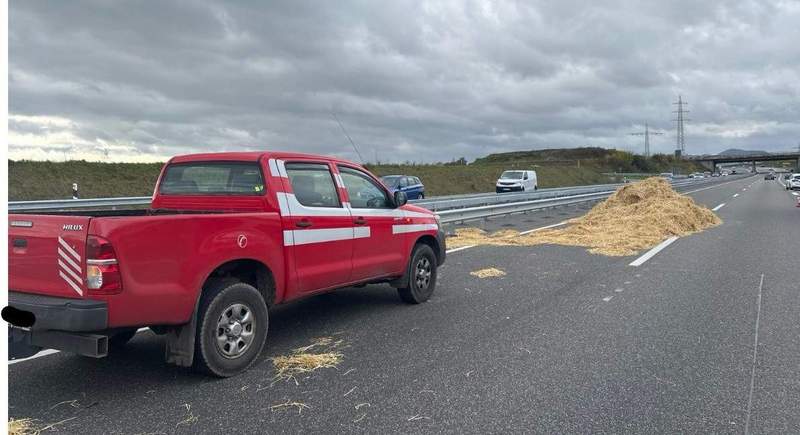 Nicht ordentlich gesichert. Heuballen fällt bei LD auf die B 10/Übergang zur A 65. 