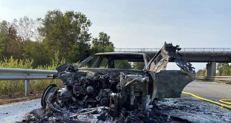 Dieser Mercedes ist am gestrigen Samstagnachmittag auf der A 61 bei Schifferstadt ausgebrannt. Der Fahrer kam noch unversehrt aus dem Wagen. 
