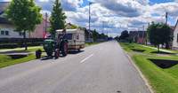Die Gettos auf großer Fahrt gen türkische Mittelmeerküste. Hier am gestrigen Freitag in Südkroatien. Albert Getto ist begeistert. Hier in einem typischen landeinwärts gelegenen Straßendorf. Grünstreifen mit Einfahrtswegen. Dort und nicht auf den Straßen als störendes Hindernis würden die Autos geparkt. Im Gegensatz zu Deutschland. Foto. Getto. 