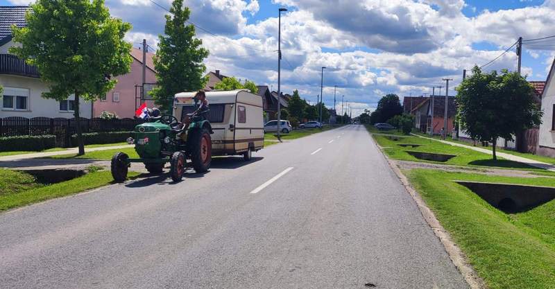Die Gettos auf großer Fahrt gen türkische Mittelmeerküste. Hier am gestrigen Freitag in Südkroatien. Albert Getto ist begeistert. Hier in einem typischen landeinwärts gelegenen Straßendorf. Grünstreifen mit Einfahrtswegen. Dort und nicht auf den Straßen als störendes Hindernis würden die Autos geparkt. Im Gegensatz zu Deutschland. Foto. Getto. 