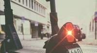 Beim Ausweichen vor einem Fußgänger ist eine 17-Jährige in Edenkoben mit ihrem Roller gestürzt und hat sich eine Kopfverletzung zugezogen. 