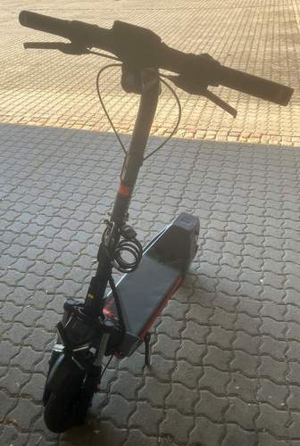 Fast 40 Stundenkilometer schnell. Ein E-Scooter, erwischt in Edenkoben. 