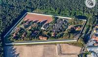 Komplizen wollten Drogen und ein Handy für einen Kumpanen innerhalb der Mauer der Jugendstrafanstalt Schifferstadt über die selbe für den Inhaftierten werfen. Ertappt.