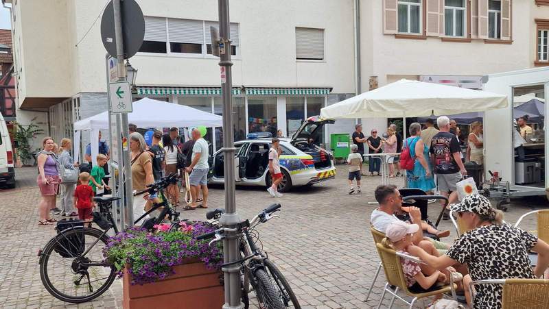 Die Polizei mit ihrem Info-Stand auf dem Marktplatz. Foto. rw. 