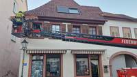 Mittels Rettungsbahre auf dem Auslieger des Drehleiterwagens wurde am heutigen Freitagabend ein junger Mann aus seiner Wohnung in der FuZo von BZA herausgeholt. Foto. rw. 