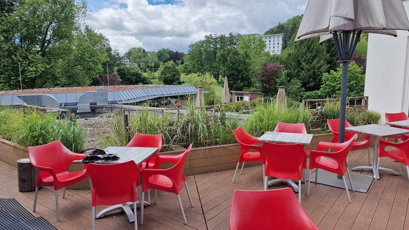 Von außen ist kaum etwas zu erkennen. Der Wellness-Tempel Südpfalz-Therme liegt inmitten des idyllischen Kurparks von BZA. Aber ...