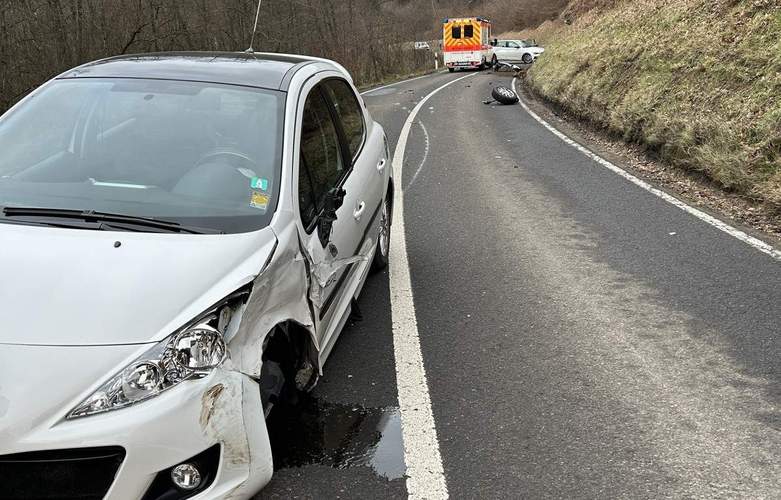 Eine Frau hat auf der B 48 bei Rinnthal die Kontrolle über ihren Wagen verloren und ist in den Gegenverkehr gekracht. 