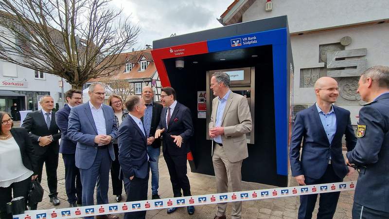 Freuen sich über die Indienststellung des sprengrobusten Geldautomaten in Berg. RLP-Sparkassen-Präsident Thomas Hirsch, Innenminister Michael Ebling, LDer Sparkassen-Vorstand Svend Larsen, Präsident des Polizeipräsidiums Rheinpfalz und auch die Landräte Dietmar Seefeldt (SÜW) und Martin Brandl (GER) sind dabei. Foto. rw. 
