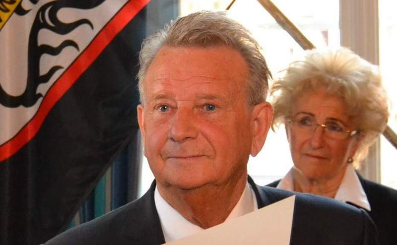 Günter Scharhag bei der Verleihung der Ehrenplakette der Stadt Landau für sein langjähriges Engagement. Foto. Stadt. LD. Frei.