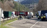 Hunderte von Lkw wurden auf der B 10 kontrolliert. Rund 150 von ihnen, die unberechtigter Weise die örtliche Umleitung nutzen wollten, hat die Polizei zurückgeschickt. 