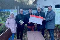 Von links. Ilka Kohlmann, Ortsbürgermeister Jürgen Kohlmann, Thomas Stübinger, Landrat Dietmar Seefeldt und Stephen Schulz (Marktdirektor Sparkasse Südpfalz) bei der Spendenübergabe an die Ortsgemeinde Leinsweiler. Foto. KV. SÜW. Frei.