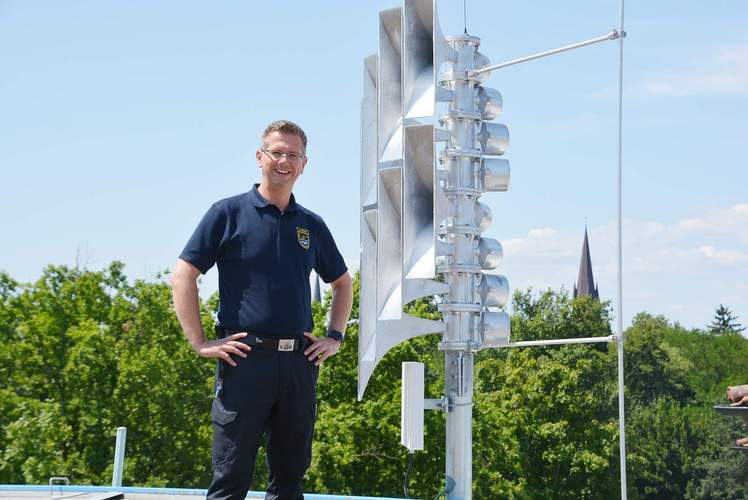 Der Brand- und Katastrophenschutz-Inspekteur Christian Betzel des Landkreises GER an einer Sirenen-Anlage in Bellheim.