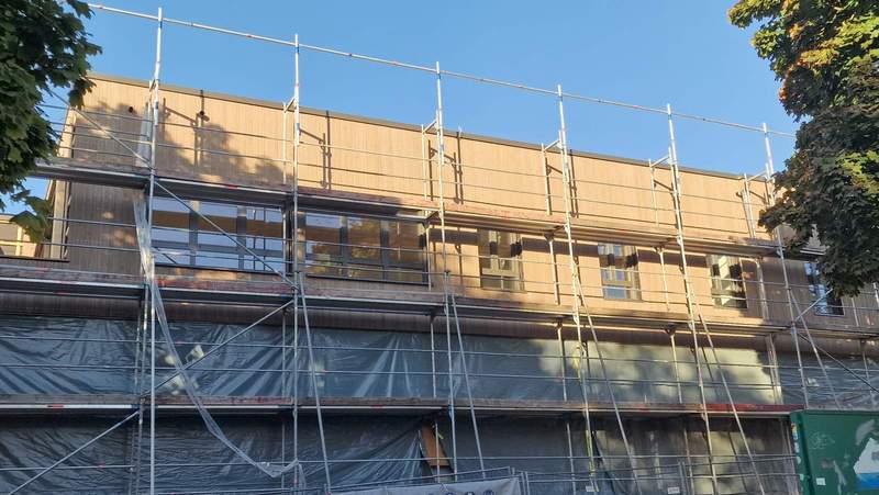 Es wird. Ein Teil der hölzernen Fassade an der alten Druckerei in der Weinbergstraße in BZA ist schon zu sehen. Schön. Foto. rw. 