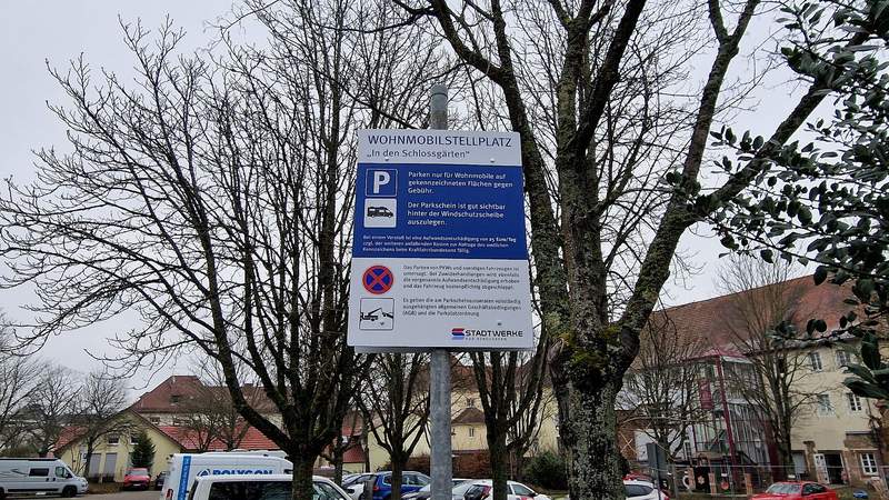 Die Stadtwerke BZA sind Pächter des nördlichen Teils P-Platzes in der Weinbergstraße, der für Wohnmobile ausgewiesen ist. Die Werke bewirtschaften die von ihnen gepachtete Fläche und sind auch "Hausherr". Damit Knöllchenberechtigt. Also. Uffbasse. In 2023 gab es 2300 Übernachtungen. In 2024 schon 2500. Foto. rw.