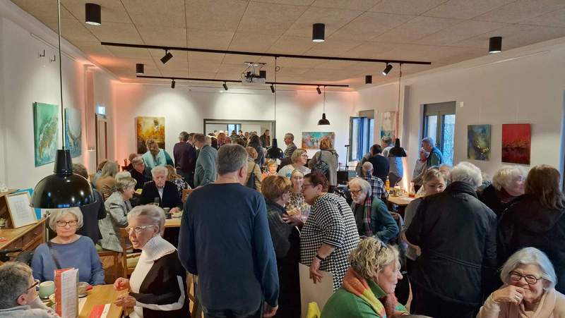 Brechend voll bei der offiziellen Eröffnung am gestrigen Samstagnachmittag. Hier das Bistro Leporello im 2. OG. Foto. rw.