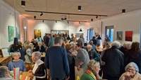 Brechend voll bei der offiziellen Eröffnung am gestrigen Samstagnachmittag. Hier das Bistro Leporello im 2. OG. Foto. rw.
