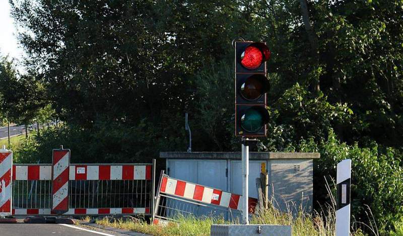 In Rheinzabern haben Unbekannte am gestrigen Freitagabend Baustellen-Ampeln umgeworfen. 