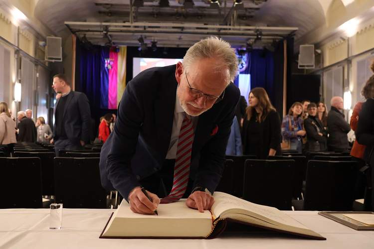 Eintrag ins Goldene Buch der Stadt LD. Der frühere OB Hans-Dieter Schlimmer ist jetzt Ehrenbürger der Stadt LD. Foto. Stadt. LD. Frei. 