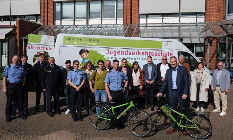 Bei der Übergabe des Fahrzeugs vor dem Kreishaus SÜW in LD. Foto. KV. SÜW. Pressefrei.