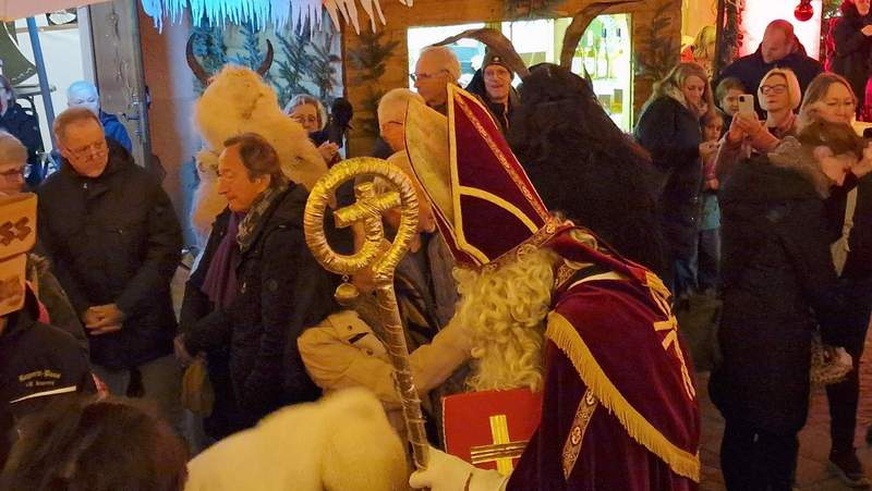 Und nicht nur seinesgleichen. Auch der Nikolaus und das Christkind waren mit dabei. Foto. rw. 