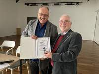 Der langjährige LDer VdK-Vorsitzende Manfred Campe (rechts) vom Kreisverbandsvorsitzenden Manfred Olbrich mit dem VdK-Ehrenzeichen ausgezeichnet. Foto. VdK. Frei. 