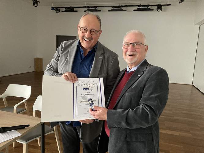 Der langjährige LDer VdK-Vorsitzende Manfred Campe (rechts) vom Kreisverbandsvorsitzenden Manfred Olbrich mit dem VdK-Ehrenzeichen ausgezeichnet. Foto. VdK. Frei. 