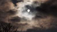 Der Vollmond am heutigen Freitagmorgen, zirka 5 Uhr, über dem Kurtal westlich von BZA. Foto. rw.