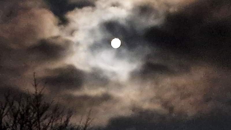 Der Vollmond am heutigen Freitagmorgen, zirka 5 Uhr, über dem Kurtal westlich von BZA. Foto. rw.