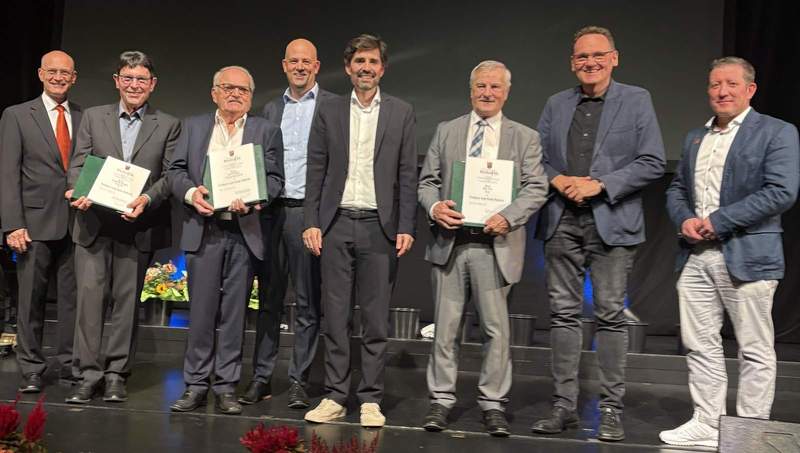Auf dem Foto (v.l.n.r.). Karl Dieter Wünstel (Bürgermeister der VG Jockgrim, Karlheinz Heinigin (Jockgrim), Kurt Geörger (Schaidt), Landrat Martin Brandl, Minister Sven Teuber, Max Frey (Hördt), Matthias Schardt (Bürgermeister der VG Rülzheim) und Alexander Fischer (Ortsbürgermeister Hördt).