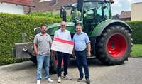 Landrat Dietmar Seefeldt (Mitte) übergibt den Scheck der Stiftung der Sparkasse Südpfalz an die „Red Farmer"-Gründer Ingo Pfalzgraf (links) und Thomas Knecht. Foto. Red Farmer. Pressefrei. 