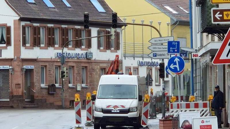 Auch diese Ampel in BZA ist seit dieser Woche außer Betrieb. Ecke Weinstraße/B 427. Wie Schüler da zu und von ihrem Weg zum Alfred-Grosser-Schulzentrum rüber kommen, kann ein Abenteuer werden. Wiederinbetriebnahme ungewiss. Schaden an einer Versorgungsleitung. Foto. rw. 