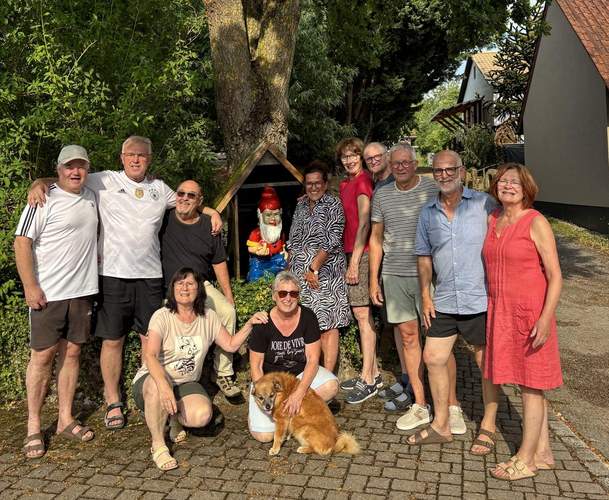 Der Gartenzwerg mit Namen Klaus-Bärbel steht am „Großwiesen Plätzel“ in Klingenmünster für eine gute Nachbarschaft. Foto. Ursel Schoone. Frei.