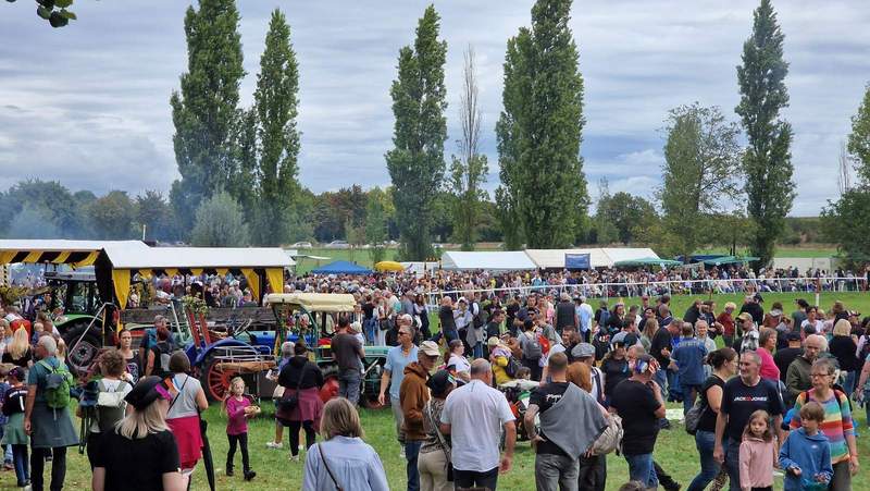 Viel Fest-Volk rund um die Purzelwiese von Billigheim am heutigen Sonntag. Foto. rw.