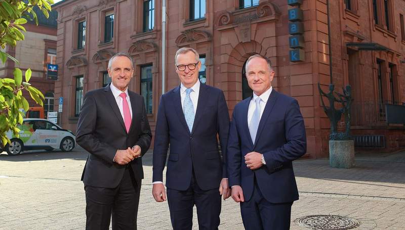 160 Jahre VR-Bank Südpfalz. Die Vorstandsmitglieder Jürgen Büchler, Christoph Ochs (Vorsitzender) und Clifford Jordan vor dem Bankgebäude in Edenkoben, wo vor 160 Jahren das älteste Vorgängerinstitut der Genossenschaftsbank gegründet wurde. Foto. VR-Bank Südpfalz. Pressefrei.