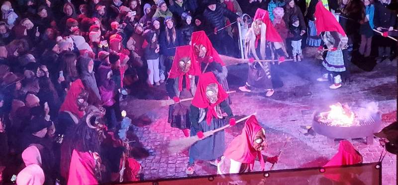 ... und sie tanzten. Um das Feuer ... Foto. Niloufar.