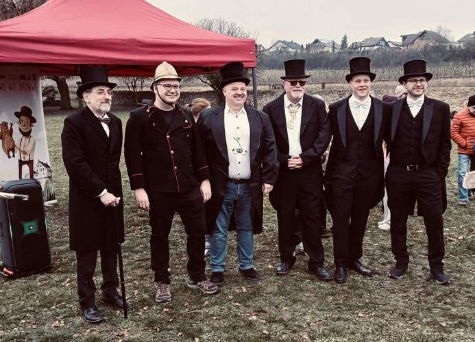 Diese Delegation hat am Sonntag in Bockenheim das in einem Weinfass Winterschlaf haltende Murmeltier geweckt. Und siehe da. De Bockrem Bert deutete an, dass der Frühling bald kommt. Foto. sp. 
