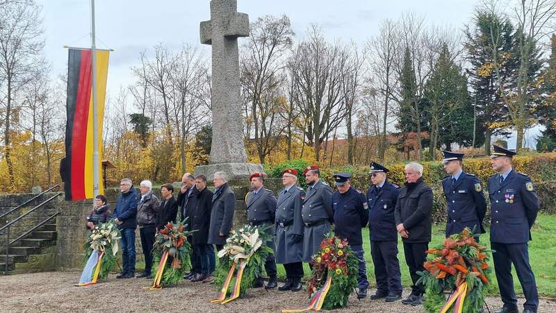 Stadt, VG, Bundeswehr, Bundespolizei und Feuerwehr bei der Gedenkfeier am Ehrenmal auf dem Friedhof in BZA. Text. rw. 