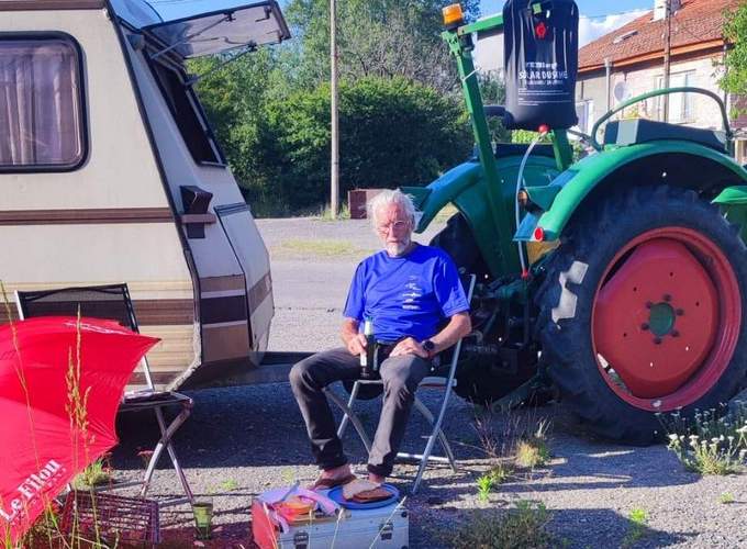 Traktor-Abenteurer Albert Getto bei der Feierabend-Brotzeit vor seinem Gespann. Irgendwo im Grenzgebiet zwischen Serbien und Bulgarien. Foto. Getto. 