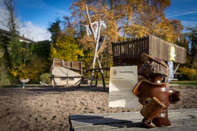 Auf einem Spielplatz in NW gerieten am Dienstag eine Mutter und zwei jugendliche Mädchen in Streit. Am Ende flogen die Fäuste und die herausgerissenen Haare ...